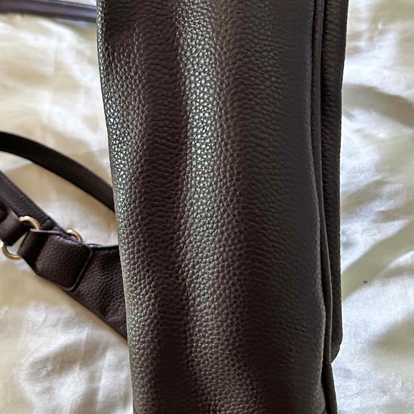 SHOULDER BAG, LEATHER, AVON SIGNATURE, DARK BROWN, TOP ZIP, HAS MANY POCKETS, - Picture 4 of 10
